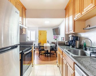 Cozy and Secure 3-Bedroom, 2-Bath Unit with 6 Beds and Beautiful Bay View - Albany - Kitchen