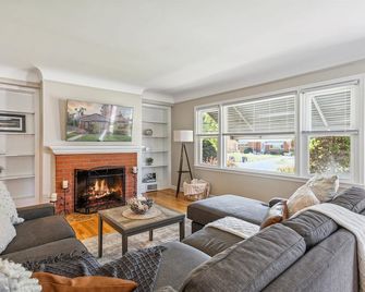 Immaculate Comfort, Short Walk To Michigan Stadium! - Ann Arbor - Living room
