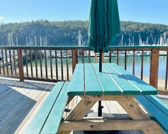 Captains Quarters - Private, Steps from The Beach - Deer Harbor - Balcony