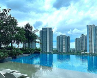 The Elysia Suites by Stayrene - Nusajaya - Piscina
