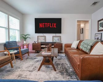 Flamingo Lane House - Entire House 3bd2ba W Peloton & Tesla Chgr - Dallas - Living room