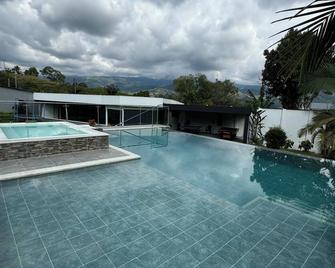 Finca hotel nuevo futuro - Montenegro - Zwembad