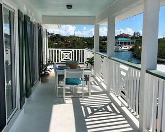 Palm Point Loft - Private two bed+ two bath on the canal IG@PalmPointTCI - Grace Bay - Balcón
