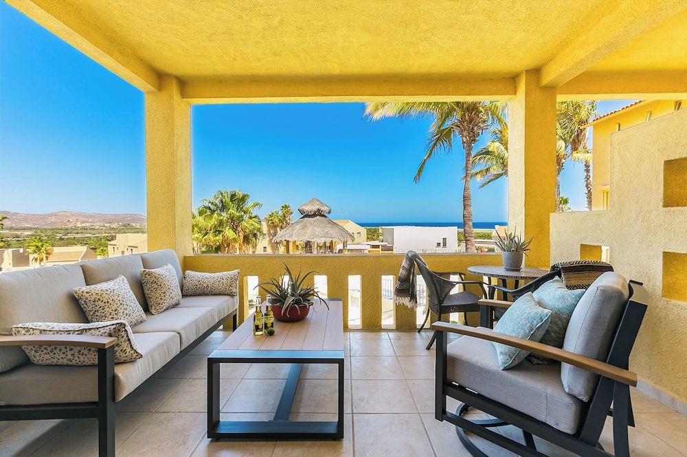 Stylish 2-Bedroom Condo with Ocean Views | Walk to Town | Pool & BBQ Area - סן חוסה דל קאבו - מרפסת