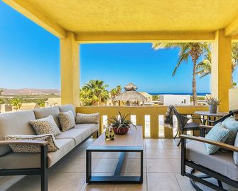 Stylish 2-Bedroom Condo with Ocean Views | Walk to Town | Pool & BBQ Area - San José del Cabo - Balcón