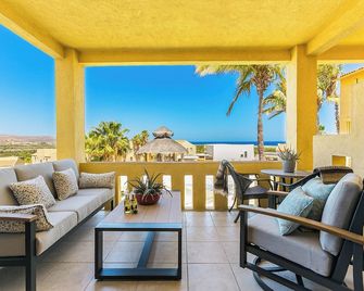 Stylish 2-Bedroom Condo with Ocean Views | Walk to Town | Pool & BBQ Area - סן חוסה דל קאבו - מרפסת