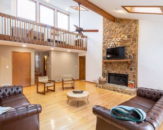 Beautiful Home in Lawrenceville GA, centrally-located - Lawrenceville - Living room