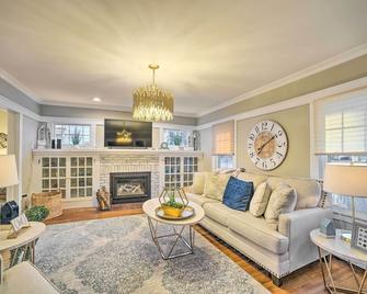 Family-Friendly Glens Falls Home with Sun Porch - Glens Falls - Living room