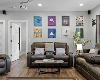 Embrace Nature in this Glorious Cabin in Fairview, Georgia - Fairview - Living room