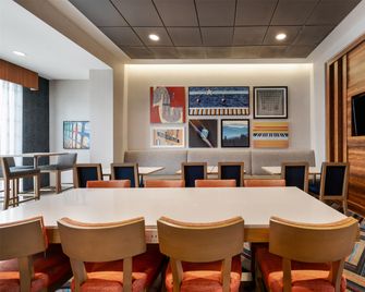 Hampton Inn by Hilton Nashville Airport Century Place - Nashville - Bar