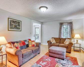 16 Mi to Penn State Hideaway with Fire Pit! - Bellefonte - Living room