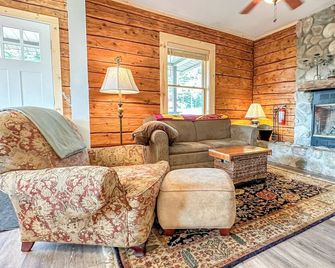Thorson's Cottage - Lake Superior - Silver Bay, MN - Cascade Vacation Rentals - Silver Bay - Living room