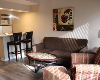 Lofts for weekly rentals! 2 miles from historic downtown. - Winchester - Living room