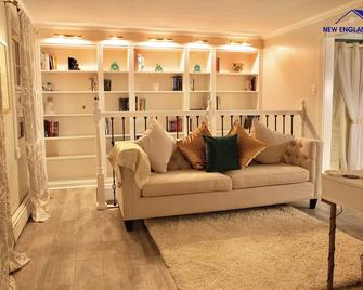 ★ A ★Lux Family Villa 6min to Gillette “Pool&Gym”★ - Foxborough - Living room