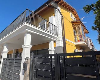 Relax by the Sea – Cozy 2-Bedroom Apartment with Terrace in Campomarino lido - Campomarino - Bâtiment