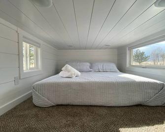 Low Rates~Snowy Getaway at Tiny Timber House! - Driggs - Bedroom