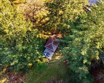 Luxury Cottage Private Hot Tub - Creekside - Victoria