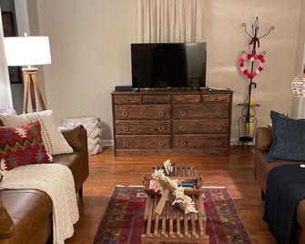 Charming Cottage Five miles from U of A campus - Fayetteville - Living room