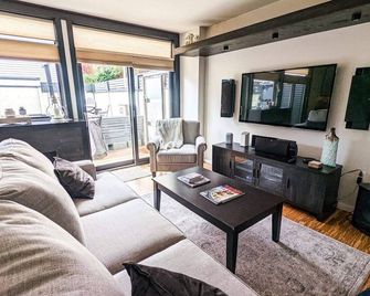 Cheerful 3 bed room home close to restaurants & bars. - פיטסבורג - סלון