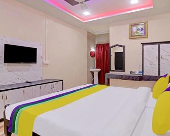 Hilltown Hotel - Madikeri - Bedroom