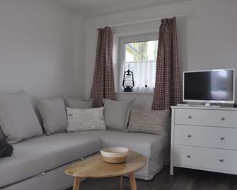 Romantic quiet chalet with a beautiful garden - Volgelsheim - Sala de estar
