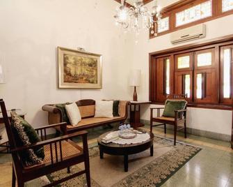 Roemahkoe Heritage Hotel - Surakarta City - Living room