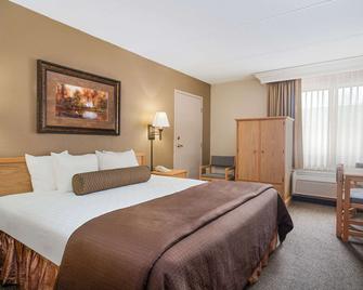 Ramada by Wyndham Plymouth Hotel & Conference Center - Plymouth - Bedroom