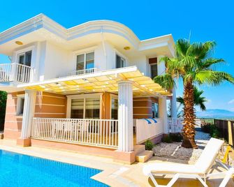 Beautiful villa with private pool and stunning views, walkable to Sarigerme - Sarigerme - Building