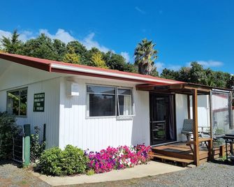 Fisherman/Family/Friends - Close to Beach & Township. Wi-Fi & Sky TV with Sports - Coromandel - Building