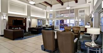 Hampton Inn & Suites by Hilton Calgary-Airport - Calgary - Salon