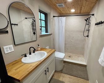Creek Cabin at The Wildflower Woods - Cleburne