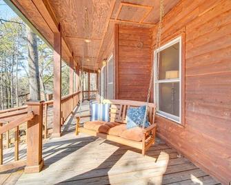Secluded 3-bedroom cabin in serene Clarksville, close to local amenities. - Clarksville