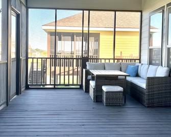 \' Salt Life Retreat \' Waterfront home with boathouse in Angler Bay / Hackberry - Hackberry - Balcón