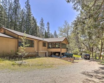 Vibrant Weaverville Escape w/ Deck & Creek! - Weaverville - Building