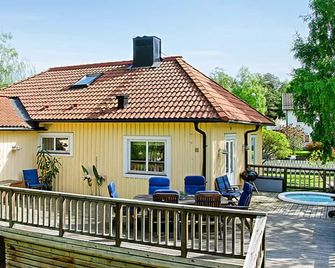 Family friendly villa, Quiet area 10 min from Stockholm and 5 minutes from beach - Danderyd - Patio