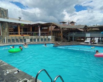 Imperio Real - Hosteria - San Miguel de Salcedo - Piscina