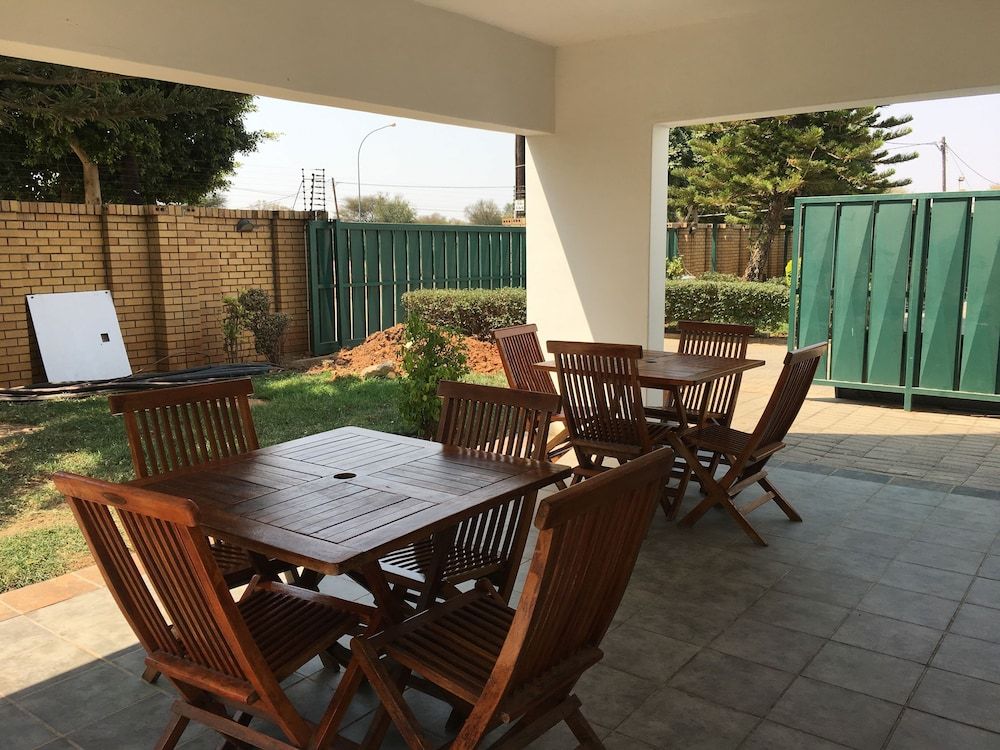 The Enclave - Francistown - Innenhof