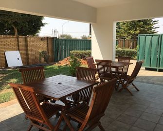 The Enclave - Francistown - Innenhof