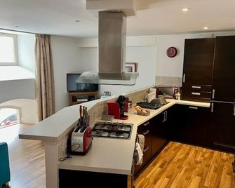 Stunning spacious Apartment on River Ness - Inverness - Kitchen