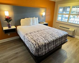 Padre Oaks - מונטריי - חדר שינה