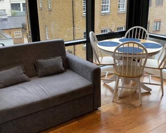 City Center Camden Market Budget Apartment and Rooms - Londres - Balcón