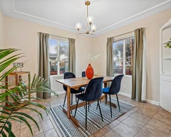 Near Disney! 2 bed 1 Bath - Front House - Santa Ana - Menjador