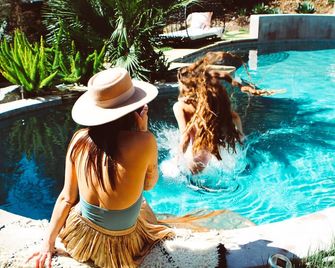 Modern 2 BR Retreat w/Pool & hot tub in Sonoma on 2 acres along a seasonal creek - 建伍 - 游泳池