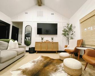 Brand New - Peaceful Waterfront - 5 Minutes From Caddo State Park! - Karnack - Pokój dzienny