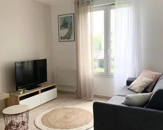 Studio 30m2 - Au Pied De La Gare - Parking - Cergy - Salon