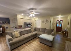 Spacious Four Bedroom Home by Buffalo River and Scenic Hwy 7 Motorcycle Route - ハリソン - リビングルーム