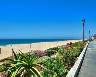 Steps to the sand! Luxury oceanview home on walk street! - Manhattan Beach - Пляж