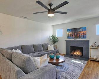 Coastal Retreat | Hot Tub | Walk to Pismo - Pismo Beach - Wohnzimmer