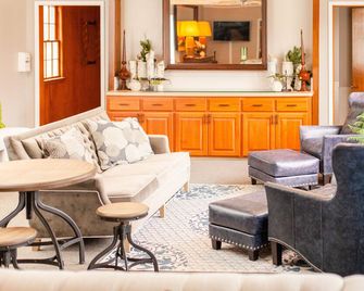 Six miles from Lake Erie Ferries, Pet Friendly Private Room with Bath - Sandusky - Living room