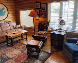 Bear's Den Cabin 2 bd/1ba Leech Lake recreation. Cozy year round cabin. - Walker - Living room